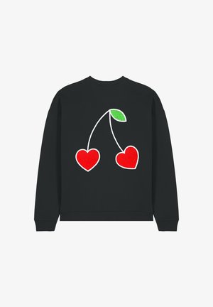 Zwarte sweatshirt met een ontwerp van twee rode harten met een groene blad, omrand in het wit, gecentreerd op de achterkant. Zachte textuur, casual pasvorm.
