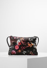 Černá kabelka s květinovým potiskem, vyrobená z hladkého materiálu, s vícebarevnými květinami a motýly, dvojitými uchy a zavíráním na zip na vrchu.