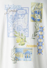 Tela blanca con estampados en azul y amarillo de un mapa vintage, una rama de limón, monumentos de Lisboa y patrones de azulejos decorativos.