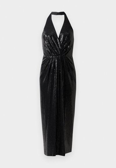 Fekete pánt nélküli ruha, flitteres anyagból készült, mély V-nyakkivágással, gyűrt derékkal és testhez simuló sziluettel, amely a vádli közepéig ér.