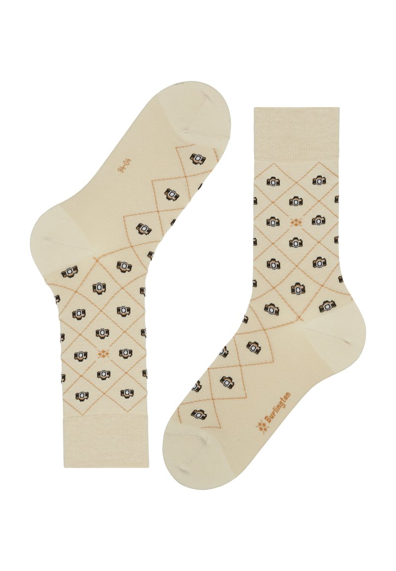 Cremfarbene Socken mit einem diamantartigen Muster, das kleine schwarze Kameragraphiken zeigt. Hergestellt aus einem weichen Material, mit einem gerippten Bund und Branding.