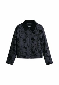 Jachetă neagră, scurtă, cu un model floral texturat, închidere cu fermoar și guler negru. Are buzunare laterale și un buzunar cu fermoar cu accente argintii.
