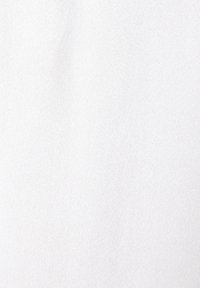 Weißer Stoff mit einer feinen, strukturierten Oberfläche. Das Material wirkt leicht und glatt, mit einem dezenten Glanz.