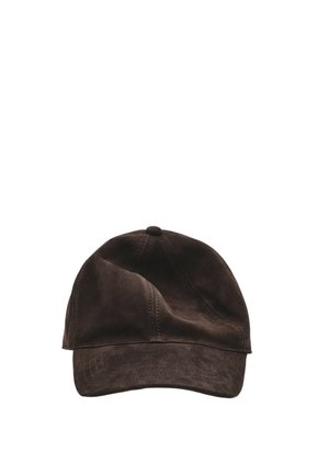Cappellino da baseball in camoscio marrone scuro con cuciture visibili e visiera leggermente curva, visto da davanti su sfondo bianco.