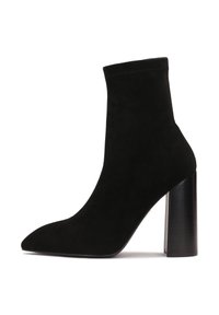 Bottine en daim noir avec un bout pointu, un design angulaire et un talon noir épais. Texture lisse avec un minimum de détails et sans éléments métalliques visibles.