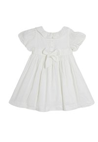Witte katoenen jurk met korte pofmouwen, een ronde kraag, knopen aan de achterkant en een tailleband om te strikken. De rok is geraapt voor een vollere vorm.