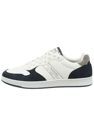 Baskets en cuir blanc avec des accents en daim bleu marine, bout perforé, fermeture à lacets et détail de marque sur le côté. Semelle en caoutchouc avec grip texturé.