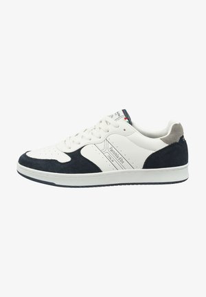 Witte leren sneakers met marineblauwe suede accenten, geperforeerde neus, vetersluiting en een merkdetail aan de zijkant. Rubberen zool met textuur voor grip.