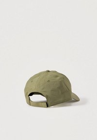 Kapica olivno zelene barve s ukrivljenim robom, nastavljivim trakom na zadnji strani in šestimi zračnimi luknjicami. Tkanina je videti lahka in gladka.