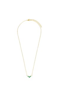 Gouden ketting met drie groene stenen in een driehoekige opstelling. Heeft een fijne textuur en een kreeftsluiting voor het sluiten.