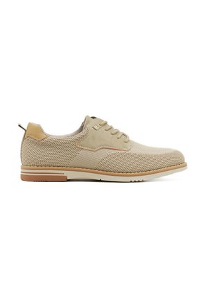 Chaussure décontractée pour homme, basse, de couleur beige clair, en tissu mesh avec détails en daim, fermeture à lacets, et semelle en caoutchouc avec des détails couleur beige et blanc.