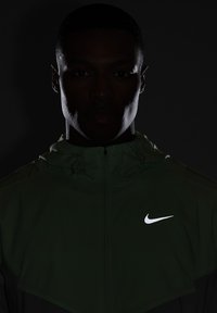 Nike Performance Chaqueta de running - vapour green light iron ore