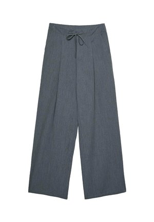 Hlače širokih nogavica od tamnosivog teksturiranog tkanja, s remenom za stezanje u struku i naborima sprijeda.