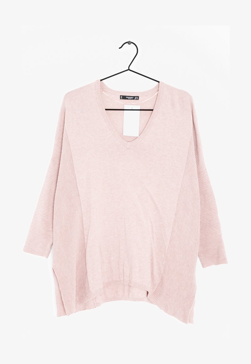 Sweter w kolorze jasnoróżowym z dekoltem w serek, z prążkowanymi rękawami i panelami bocznymi, charakteryzujący się luźnym krojem i wiszącą metką, wyeksponowany na czarnym wieszaku.