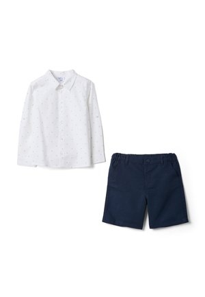 Weißes langärmliges Hemd mit kleinen dunklen Anker-Mustern und marineblauen elastischen Taillenshorts für Kinder.