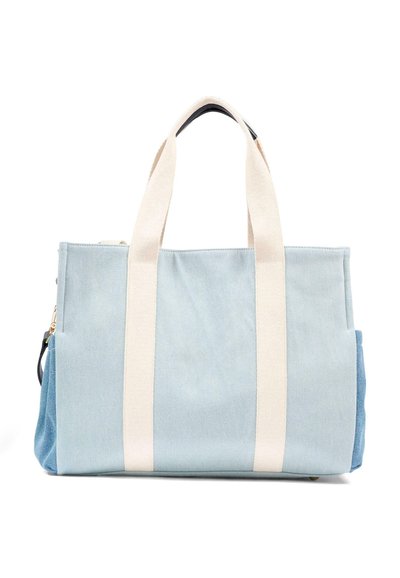 Lichtblauwe rechthoekige draagtas met witte stoffen schouderbanden en zijzakken, rechtopstaand op een witte achtergrond.