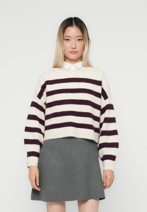 Heklet genser med maroon og krem horisontale striper, vide ermer og ribbestrikket kant, kombinert med en grå utsvingt skjørt.