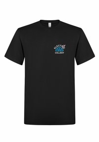 Zwarte katoenen t-shirt met een ontwerp aan de voorkant waarop de woorden "ELECTRIC CALLBOY" in felle kleuren staan, met een grafisch element boven de tekst.