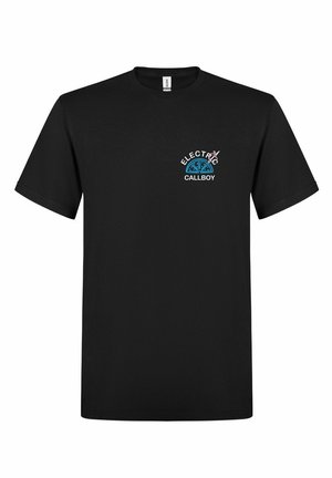 Mustan puuvillapaidan etupuolella on kirkkailla väreillä teksti "ELECTRIC CALLBOY" ja graafinen elementti tekstin yläpuolella.