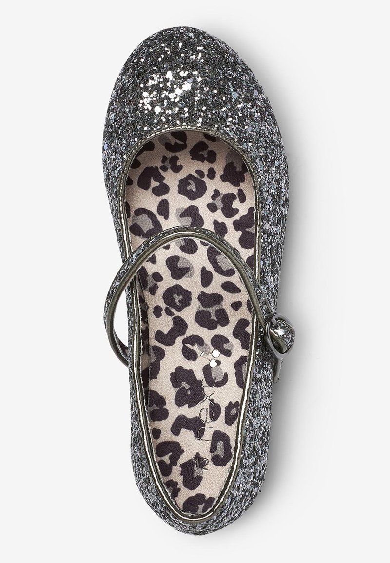 Chaussure Mary Jane argentée pailletée avec semelle intérieure à imprimé léopard et bride à boucle métallique, vue de dessus sur fond blanc.