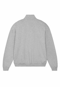 Sweat-shirt gris avec col montant, manches longues, poignets et ourlet côtelés. Fabriqué en tissu doux et texturé avec une finition lisse.