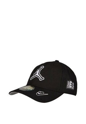 Gorra de béisbol negra hecha de tela, con un logo Jumpman en blanco, acento "AIR" de Nike, y detalles de campeonato bordados en el lado.