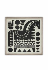 Zwart-wit geometrische patronen van een paard en een vogel op een rechthoekige stof met decoratieve vormen en een beige rand.