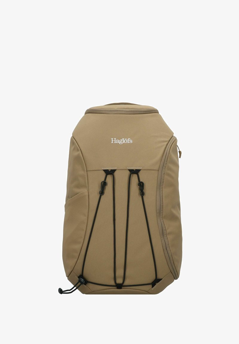 Beige Rucksack aus strukturiertem Stoff mit einem Reißverschluss oben und elastischen Kordeln an der Vorderseite für zusätzlichen Stauraum. Logo an der Vorderseite angebracht.