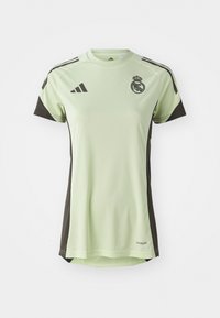 Maglietta atletica verde chiaro con accenti neri, scollatura a girocollo, maniche corte, con il logo del Real Madrid e il marchio Adidas.