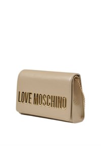 Clutch in finta pelle beige con la scritta in rilievo "LOVE MOSCHINO" in lettere dorate, dotato di tracolla a catena e una forma rettangolare elegante.