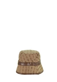 Cappello a secchiello marrone con motivo, dotato di una fascia in pelle e dettaglio con fibbia attorno alla base della corona.