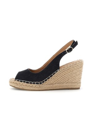 Sandalo con zeppa in tessuto nero con cinturino slingback, punta aperta, zeppa in iuta intrecciata beige e cinturino regolabile con fibbia.