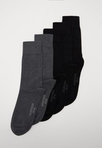 Cinco pares de calcetines de mezcla de algodón en gris oscuro y negro. Cada calcetín cuenta con un puño acanalado y una etiqueta de tamaño impresa cerca del tobillo.
