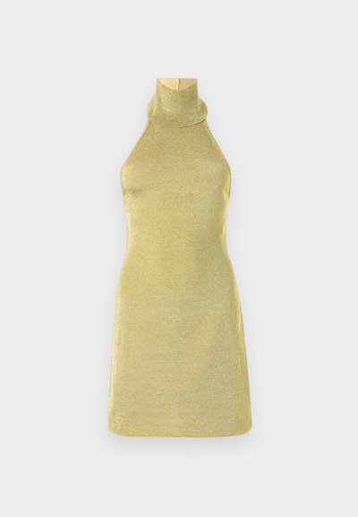 Vestido de malha sem mangas em dourado metálico com um colarinho alto. Design justo com uma textura suave e forma minimalista.
