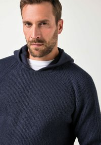 Felpa con cappuccio lavorata a maglia blu navy con un motivo testurizzato, dotata di cappuccio regolabile e maniche raglan. Materiale misto cotone.