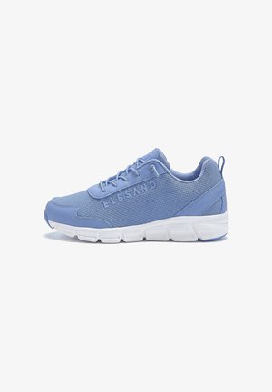 Hellblauer Sportschuh mit strukturiertem Obermaterial, Schnürverschluss, weißer segmentierter Sohle und „ELBSAND“-Branding an der Seite.