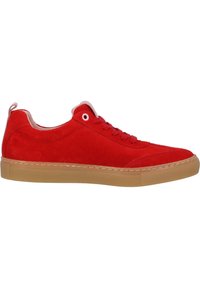 Sneaker rossa in suede con suola in gomma, punta rotonda, design con lacci e dettagli cuciti. Presenta due occhielli metallici e un tassello sul retro.
