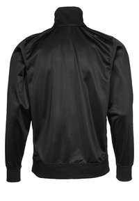Černá sportovní bunda z hladkého, lehkého materiálu. Má vysoký límec, žebrované manžety a aerodynamický zadní design.