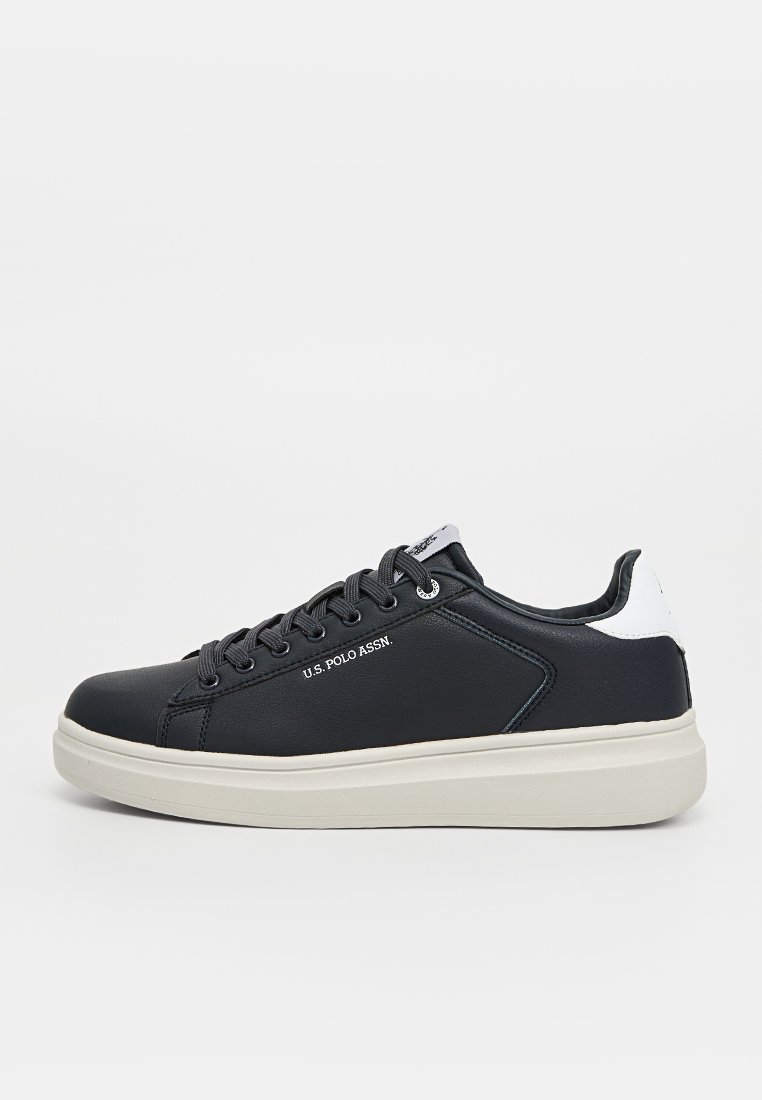 Baskets en cuir noir avec accent de talon blanc, bout rond, semelle plate et détail de logo sur le côté. Comprend des lacets et un design robuste.