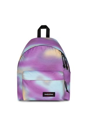 Zaino con un design a gradiente che presenta tonalità di viola, blu e pastello. Il tessuto è liscio; include una tasca anteriore con zip e spallacci neri.