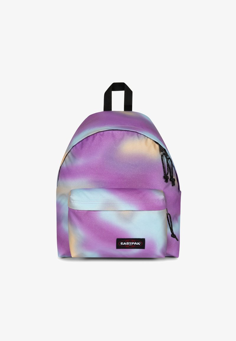 Zaino con un design a gradiente che presenta tonalità di viola, blu e pastello. Il tessuto è liscio; include una tasca anteriore con zip e spallacci neri.