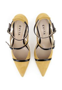 Gelbe Wildleder-Pumps mit spitzem Zehenbereich, ausgestattet mit schwarzen Lacklederriemen und einer Schnallenakzentuierung. Markenlabel: EVITA.