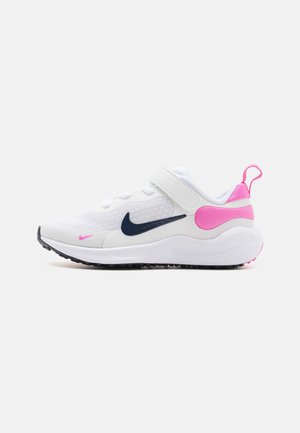 Zapatillas Nike con parte superior de malla blanca, swoosh azul marino, acentos rosas, correa de velcro y suela negra texturizada.
