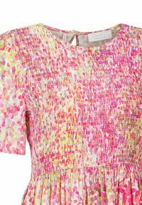 Multikleuren jurk met een smock-bovenstuk, korte mouwen en een geplooide rok. Kleuren zijn onder andere roze, geel en groen in een speels patroon.