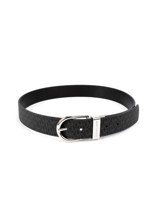 Ceinture en cuir noire avec boucle argentée et motif subtil de logo répété, présentée courbée sur fond blanc.