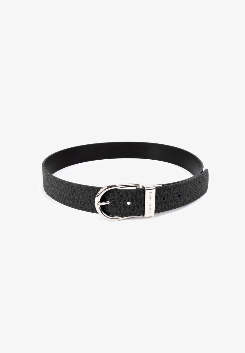 Ceinture en cuir noire avec boucle argentée et motif subtil de logo répété, présentée courbée sur fond blanc.