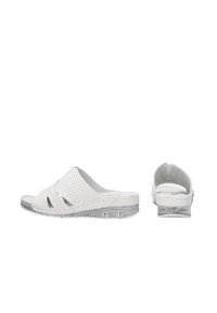 Witte slide sandalen van geperforeerd materiaal met een heldere gemêleerde zool en zilveren accenten. Kenmerkt een open teen- en rugloos ontwerp.