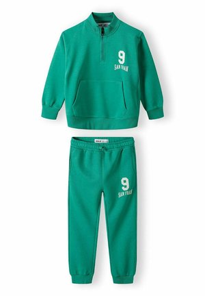 Grøn sweatshirt og matchende bukser sæt. Sweateren har en kvart-zip, kængurulomme og hvide trykte accenter. Glat stoftekstur.