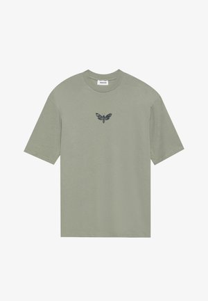 Olivgrön T-shirt i bomull med ett marinblått fjärilstryck på bröstet. Klassisk rundhals och korta ärmar.