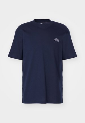 Camiseta de algodón azul marino con cuello redondo, mangas cortas y un pequeño logo impreso en el lado izquierdo del pecho. Textura suave y corte cómodo.